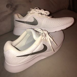 ✨Nike Tanjun Sneakers✨